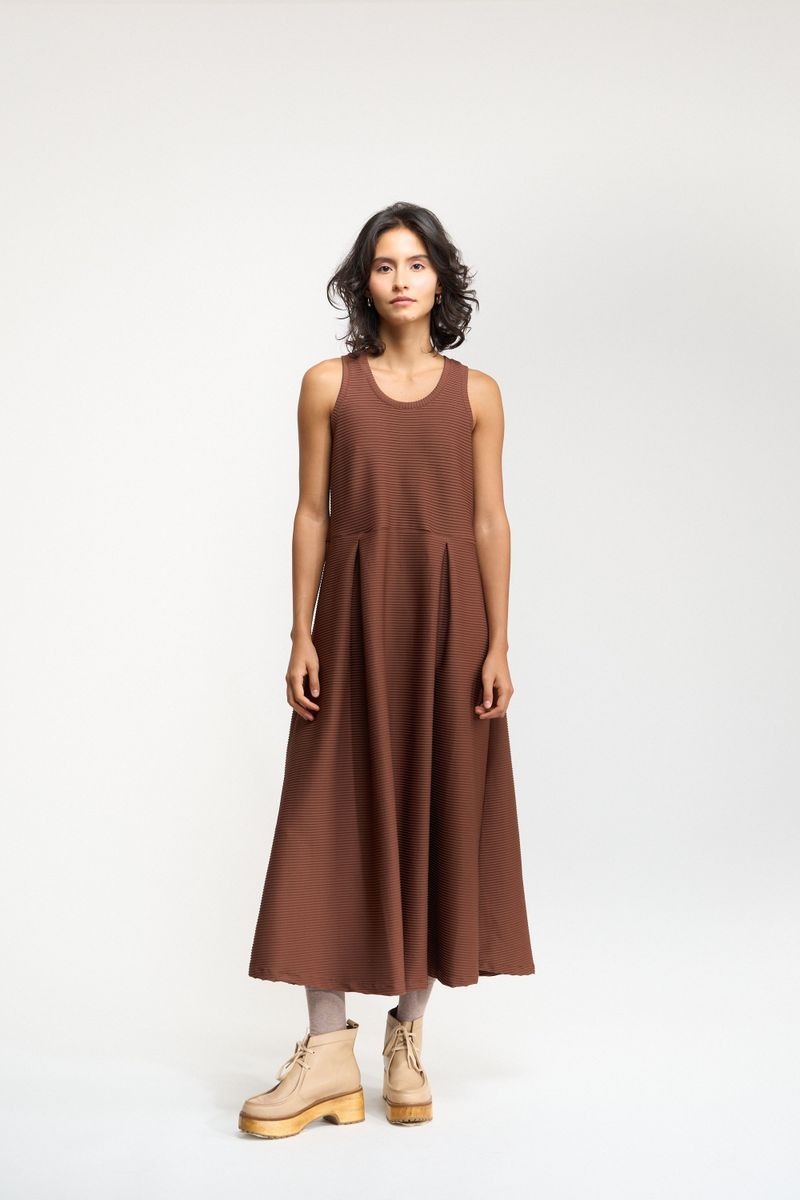 VESTIDO LONGO PREGAS TEXTURA - MARROM