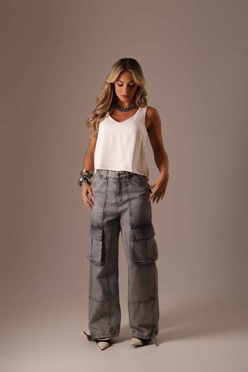 CALÇA JEANS CARGO COM BOLSOS LATERAIS CLARA