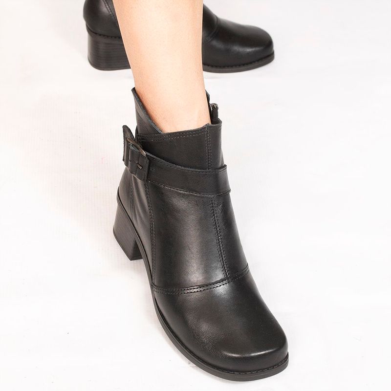 Bota Zatta Coturno Couro Fivela Margarete Preta