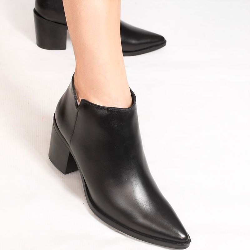 Bota Zatta Bico Fino Cano Curto Gardenia Preta