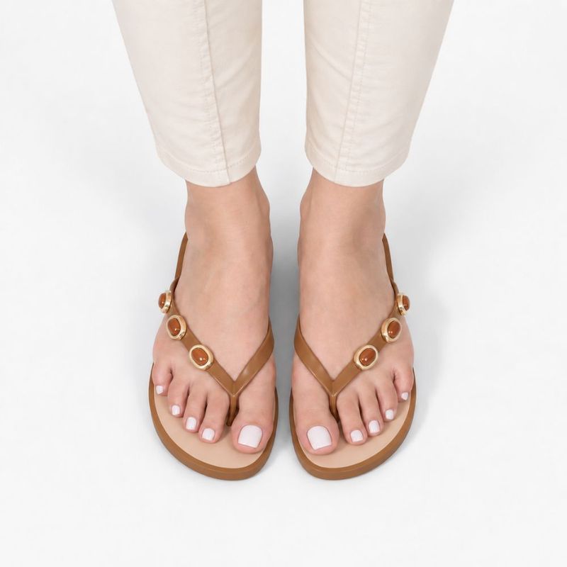 Chinelo Zatta de Dedo Pedras Patrícia Caramelo