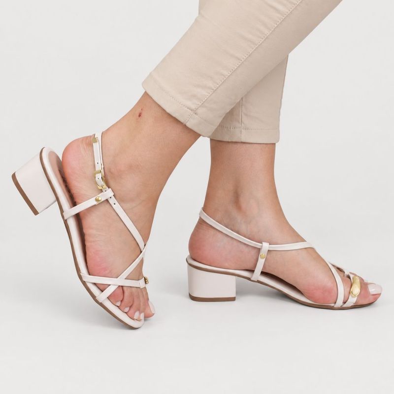  Sandália Zatta de Tiras com Detalhe Metálico Simone Off White