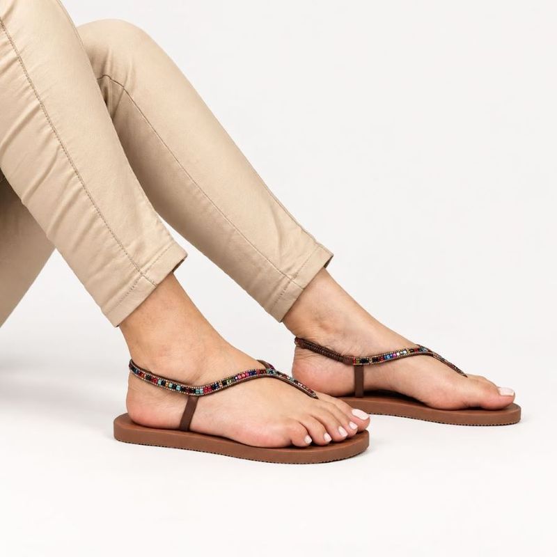 Chinelo Zatta com Strass e Tira Traseira Alana Caramelo