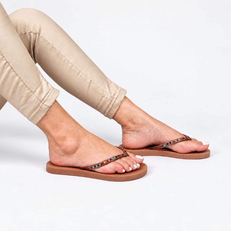 Chinelo Zatta de Dedo Strass Amora Caramelo