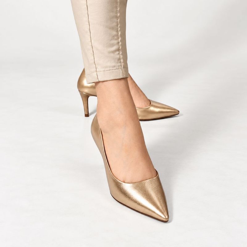 Scarpin Zatta Bico Fino com Abertura Lateral  Lisandra Dourado