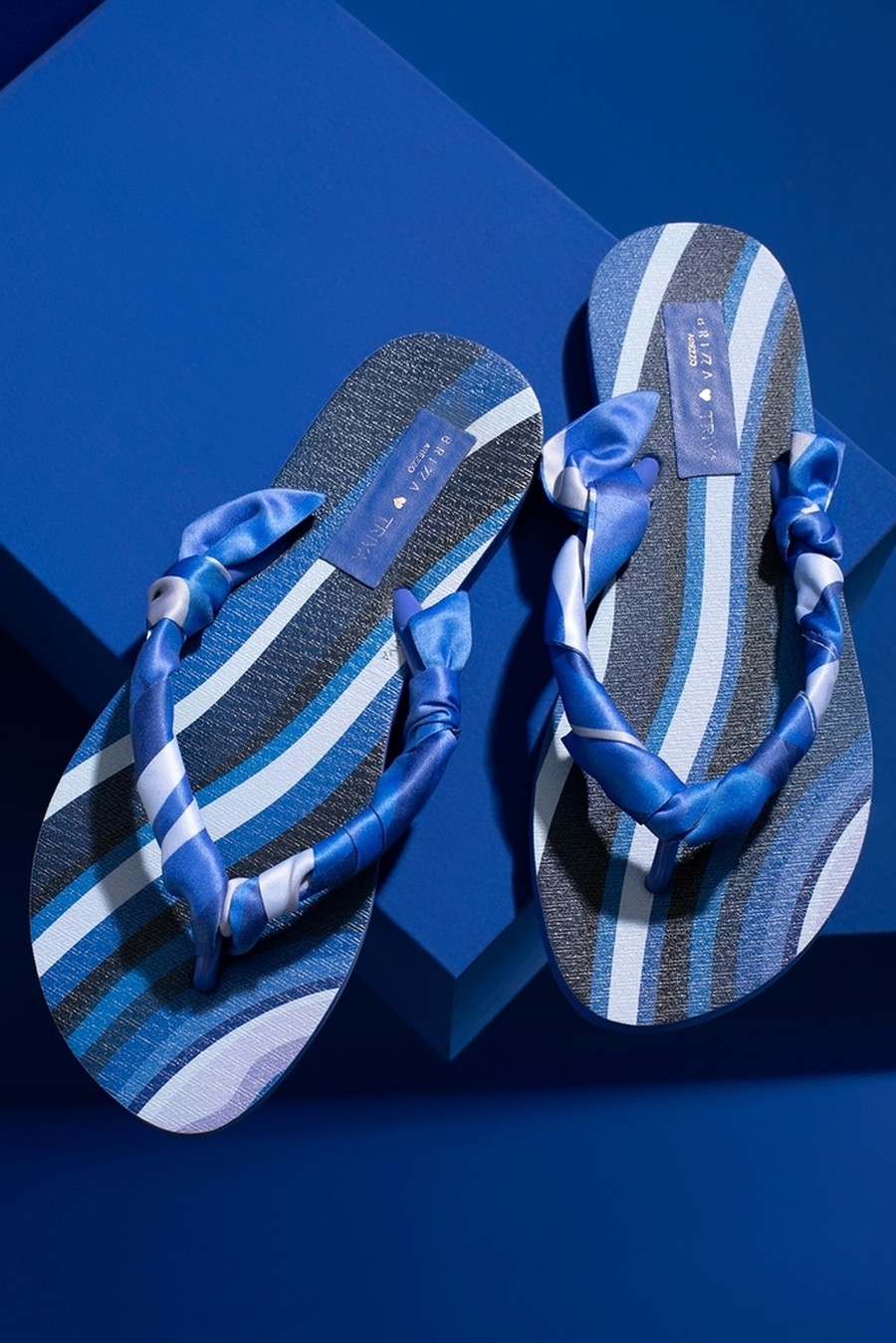 chinelo estampado scarf azul 19026 arezzo by triya