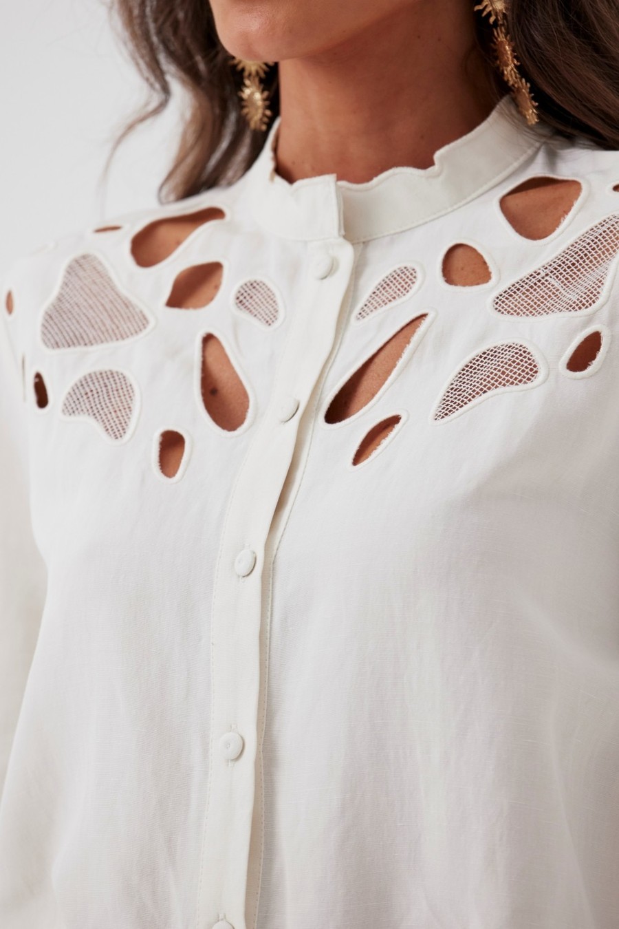 camisa linho bordado off white agata 0031 oásis resortwear