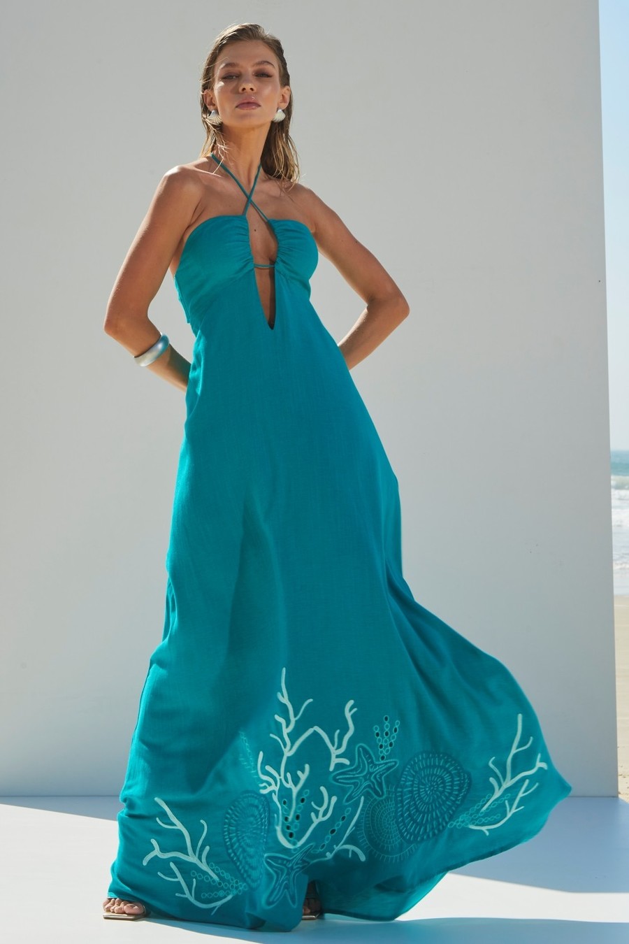 vestido longo bordado azul jéssica 0387 oásis resortwear