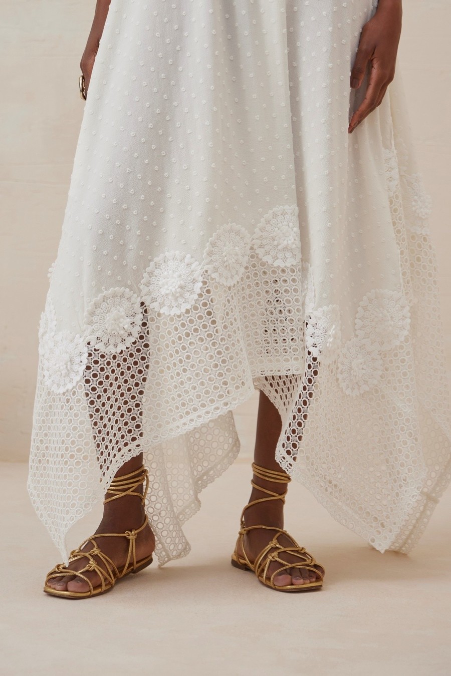 vestido plumeti bordado off white anne 0467 oásis resortwear