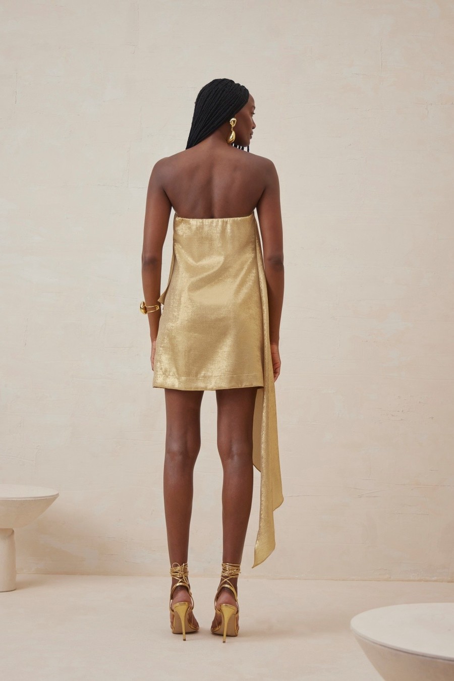 vestido curto dourado marilyn 0473 oásis resortwear