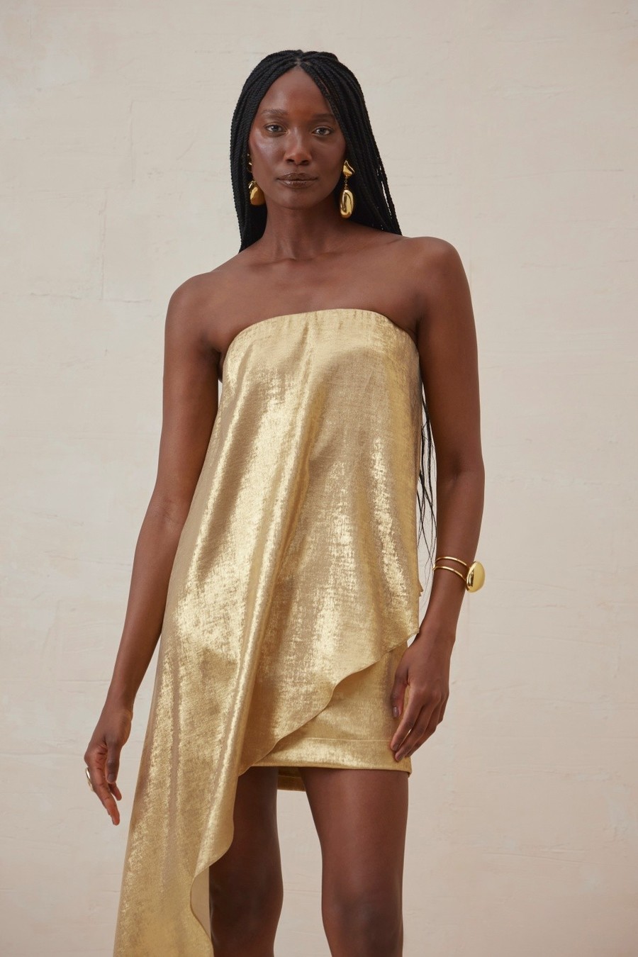 vestido curto dourado marilyn 0473 oásis resortwear