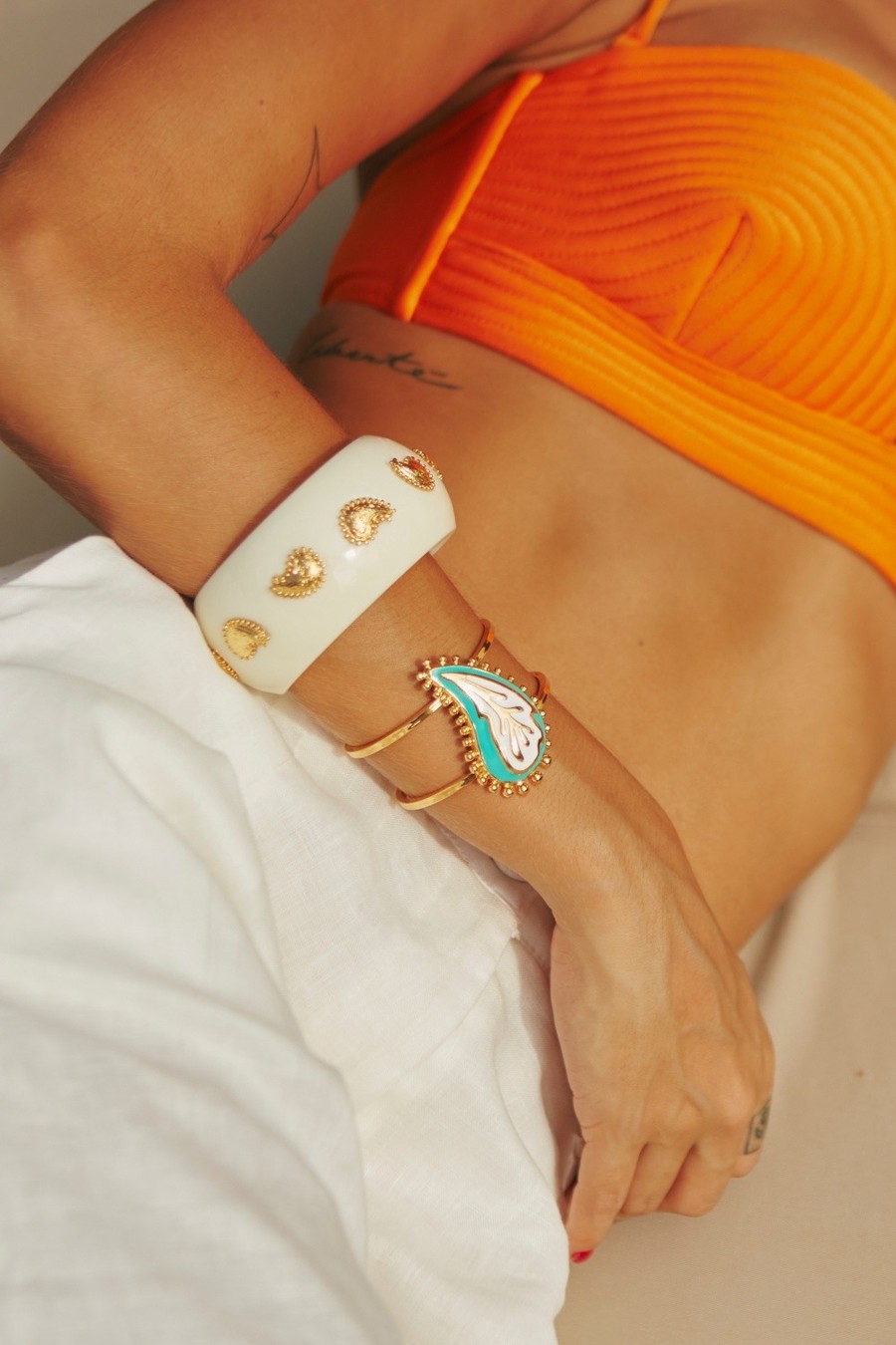 bracelete off white dourado 67943 sheila morais