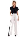 Calça Flare Off-White com Faixa Lateral Preta