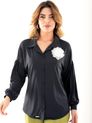 Camisa com Ombro Deslocado Preta e Flor Avulsa