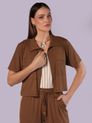 Camisa Cropped com Bolsos Frontais Cravo da India