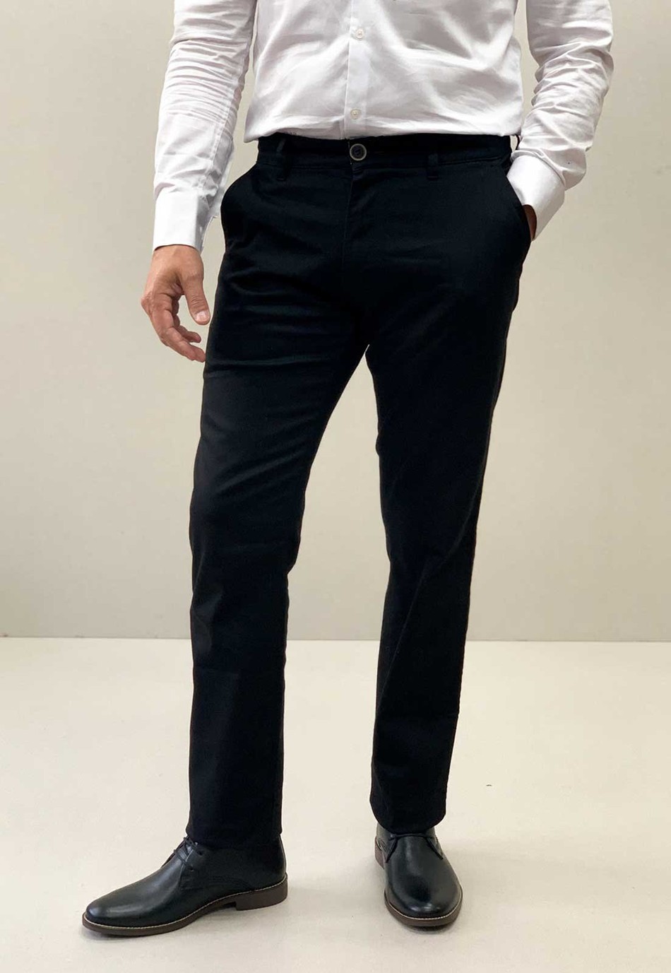 Calça jeans masculina preta com personalização lateral