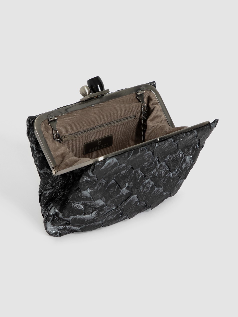 CLUTCH MAYA COURO PIRARUCU PRETO E PRATA