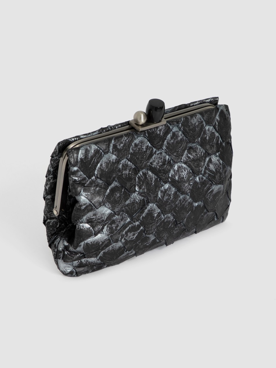 CLUTCH MAYA COURO PIRARUCU PRETO E PRATA