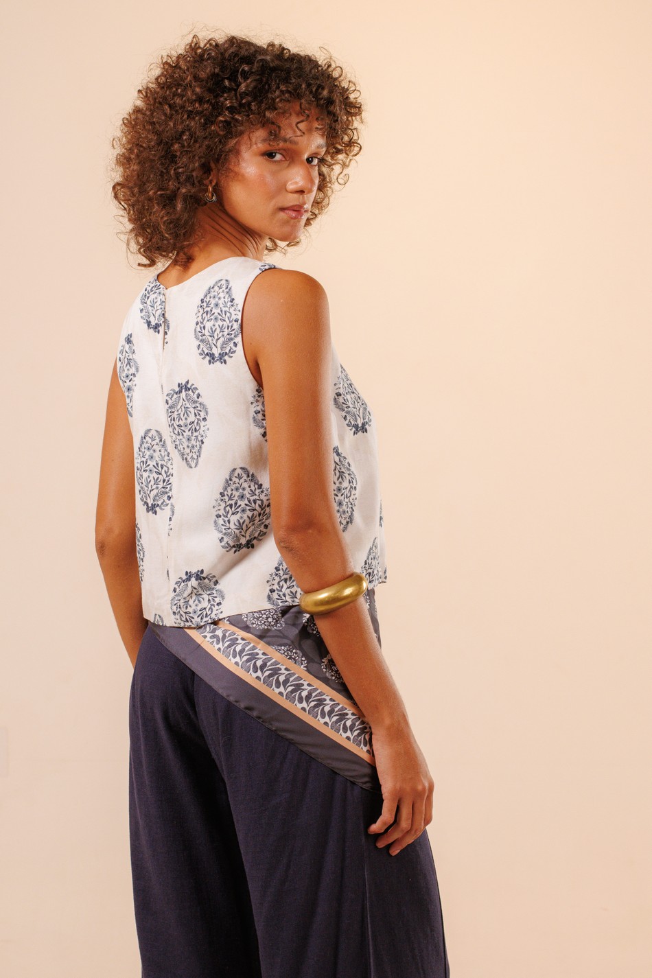 Blusa Pregas no Decote Paula Estampa Verbena