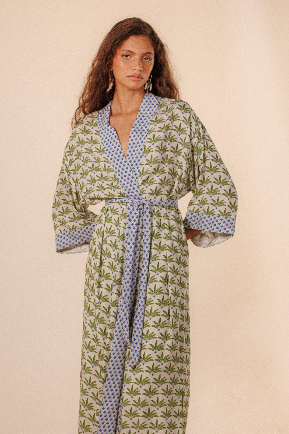 Kimono Fluído com Faixa para Amarração Nara Mix de Estampa Coqueiro/Duna