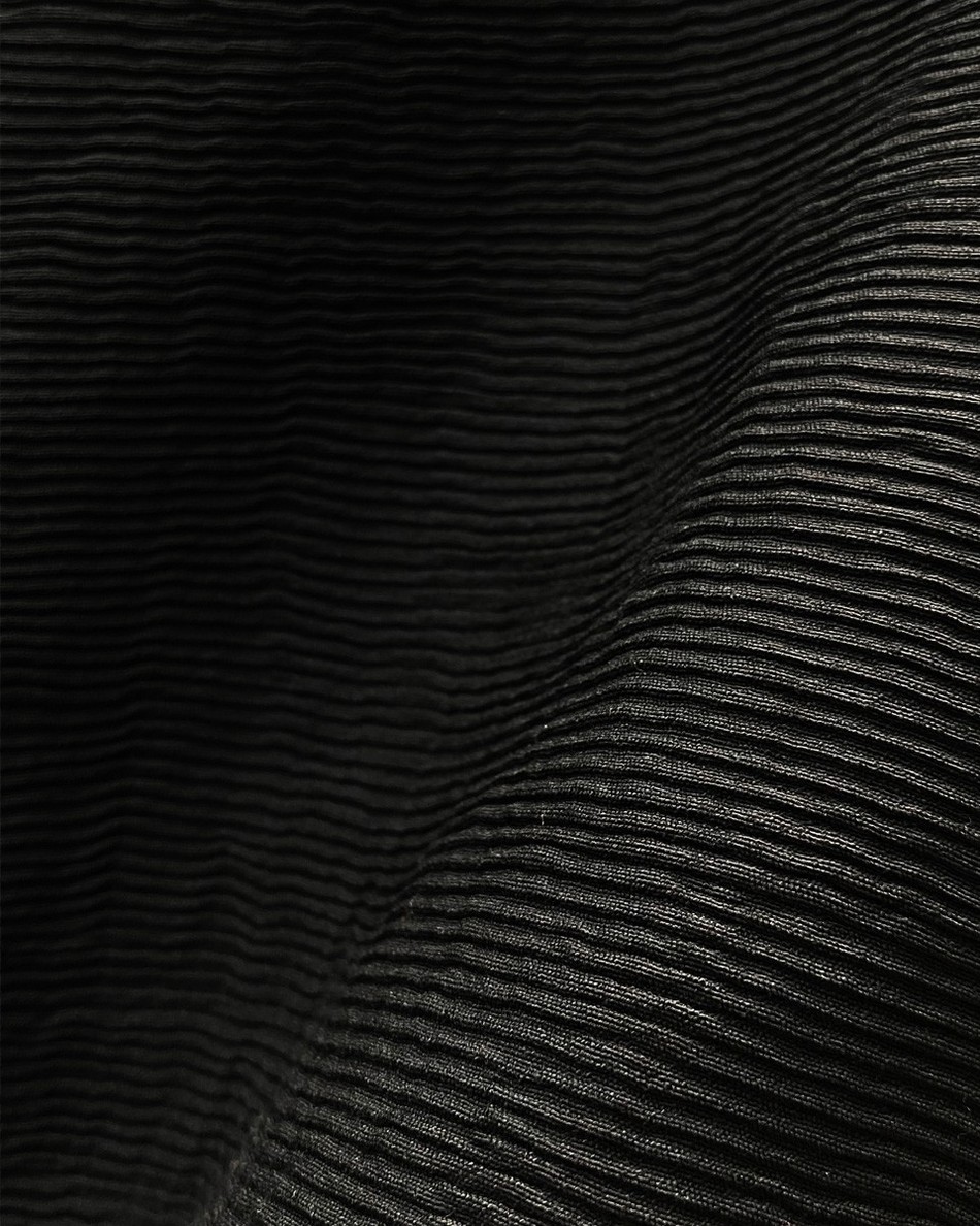 Vestido plisse recortes triangulares preto