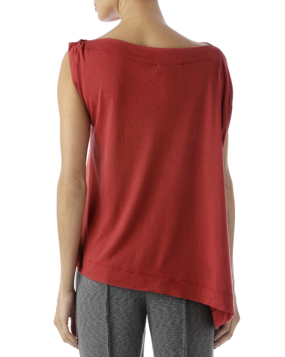 blusa quadrada com nó vermelho