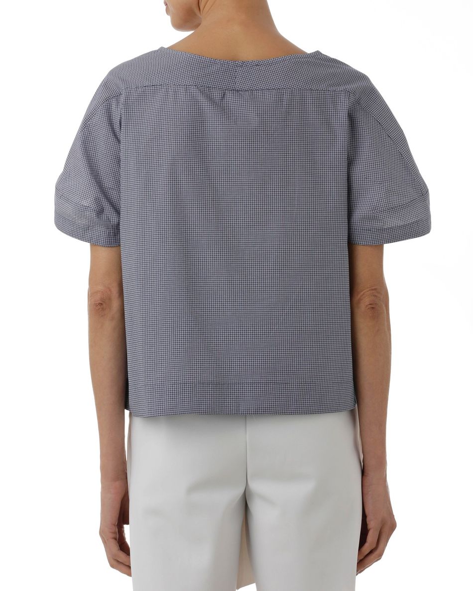 Blusa pregas cruzadas fundo azul