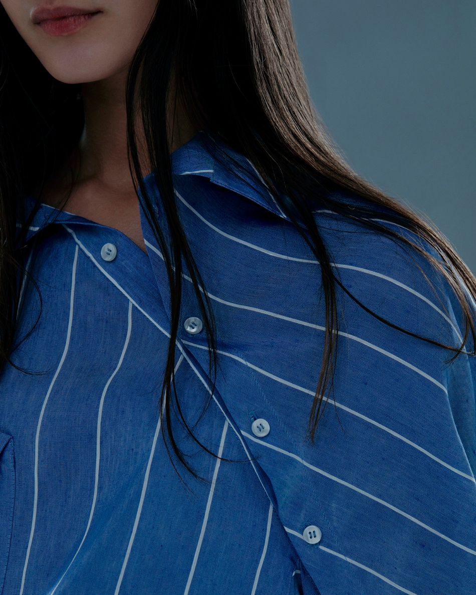Camisa vista diagonal azul listrado