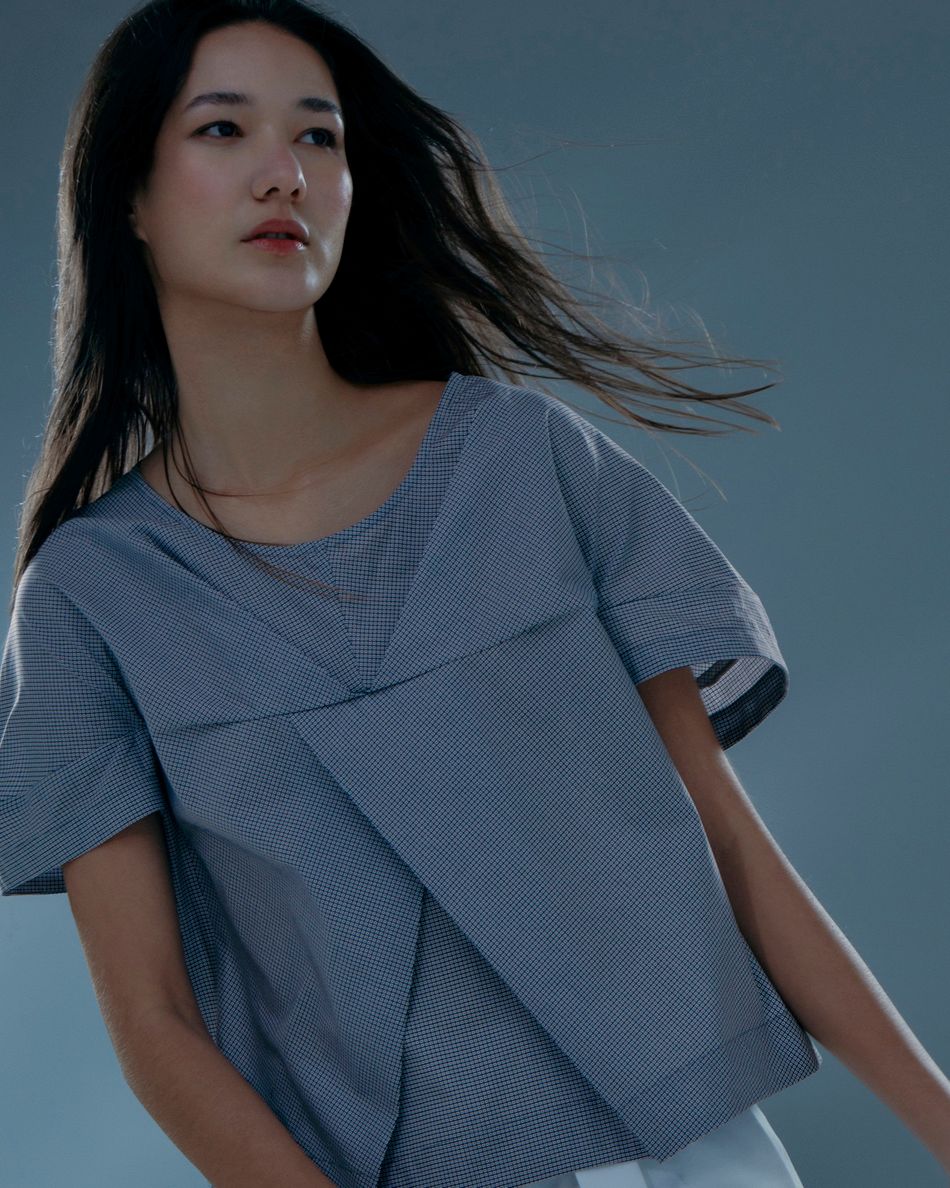 Blusa pregas cruzadas fundo azul