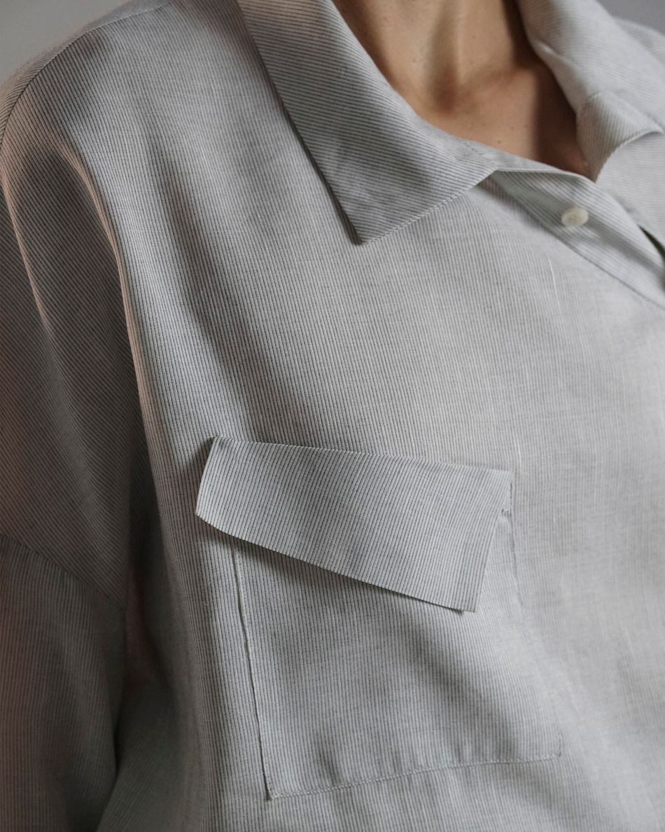 Camisa vista diagonal branco listrado