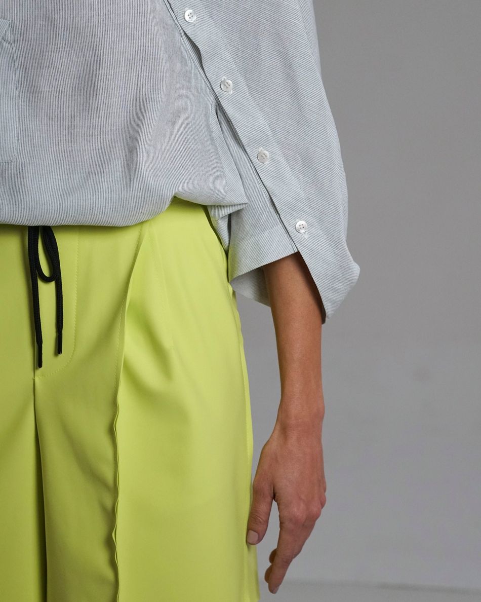 Camisa vista diagonal branco listrado