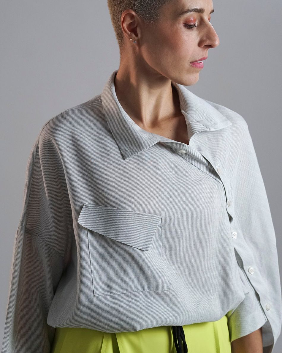 Camisa vista diagonal branco listrado