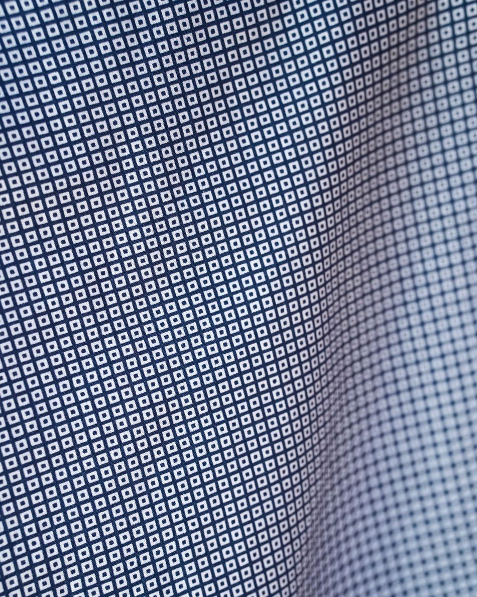 Blusa pregas cruzadas fundo azul