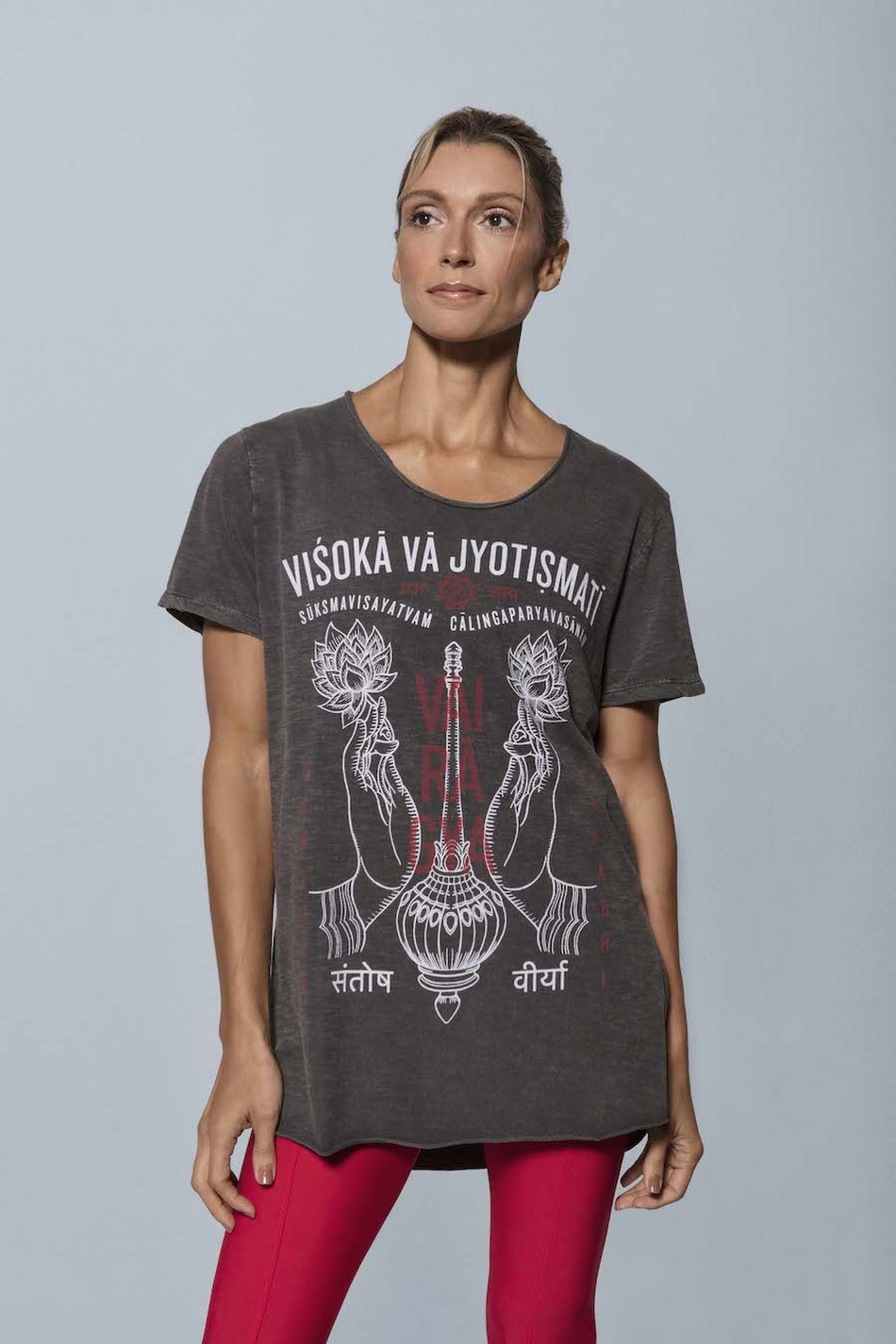 T-shirt unisex ampla com gola aberta, base levemente fraldada. ESTAMPA MÃOS