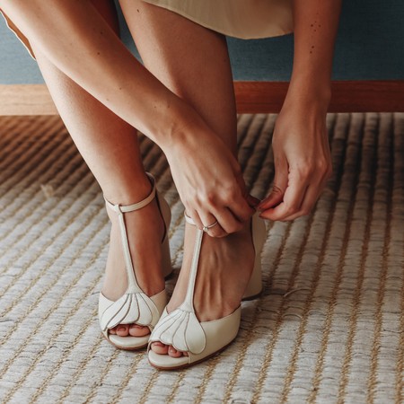 Sandália Pétalas - Aveia + Off-White | salto grosso 6.5cm