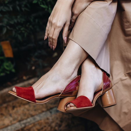 Sandália Yumi - Camelo + Bordô | salto medio 6.5cm