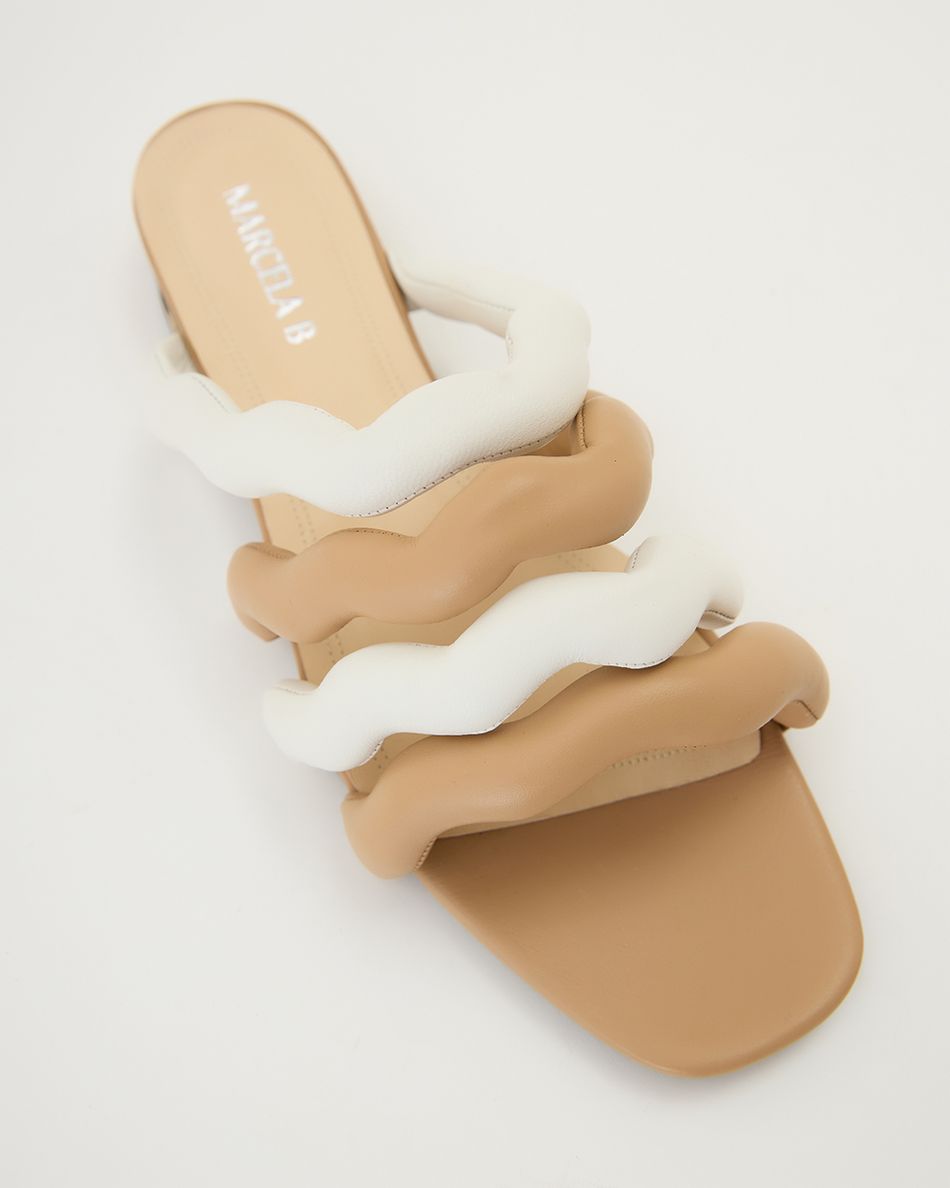 Sandália Rasteira Chloe Bege e Off White