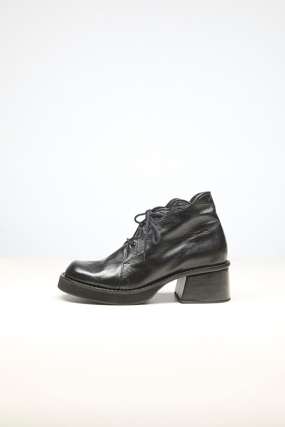 BOTA CANO CURTO SALTO MÉDIO PRETA