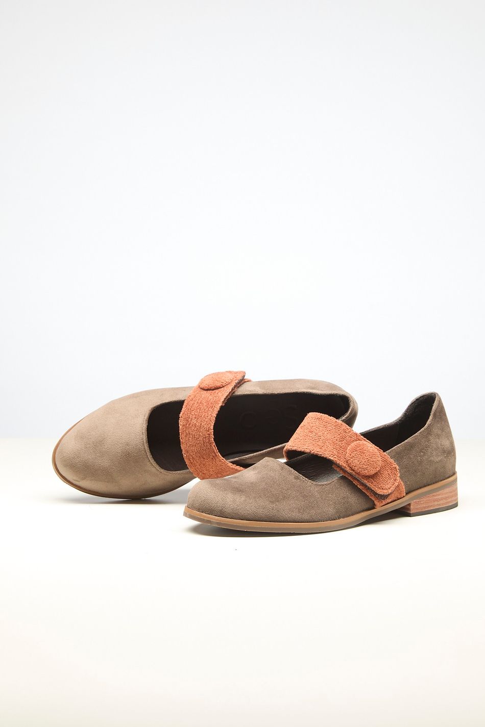 SAPATO BAIXO VELUDO FENDI E LARANJA