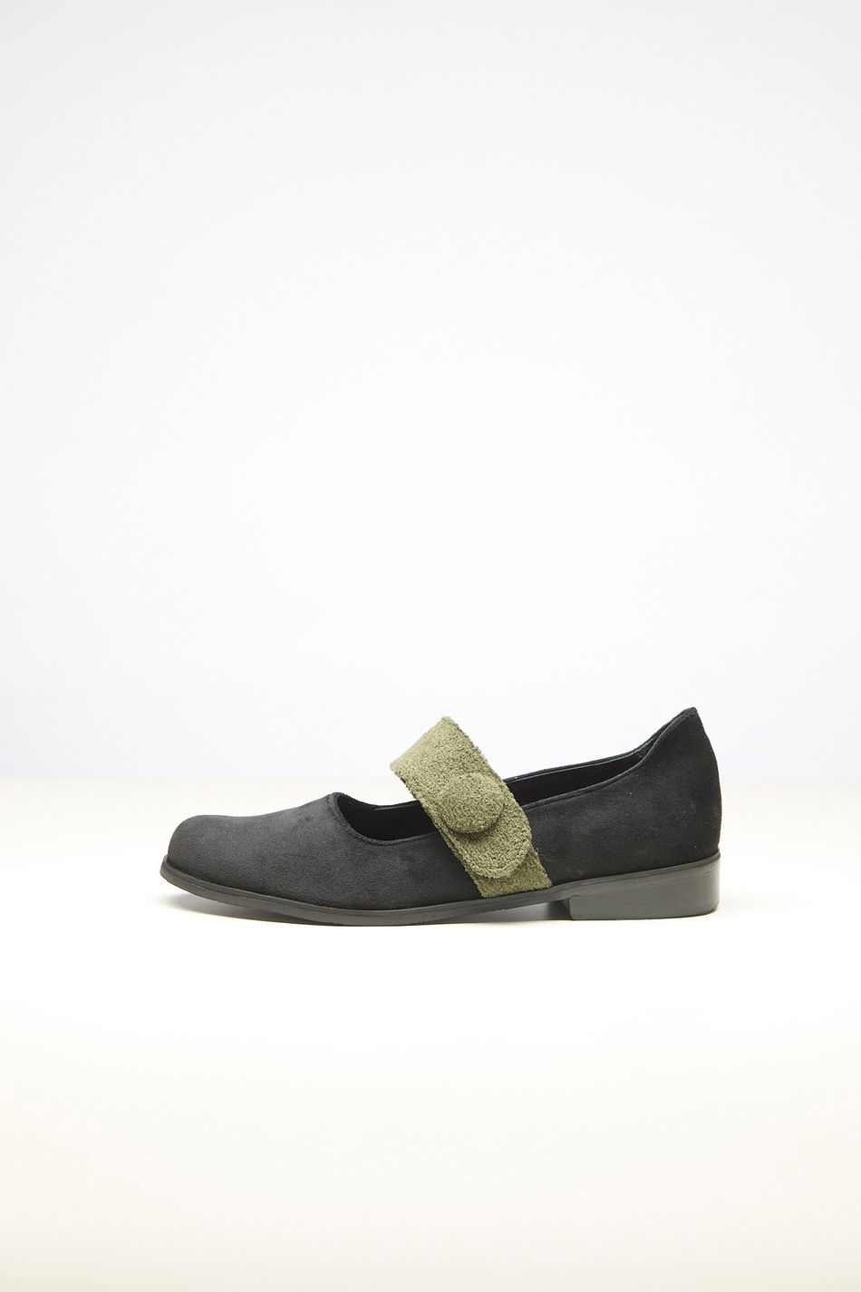 SAPATO BAIXO VELUDO PRETO E VERDE