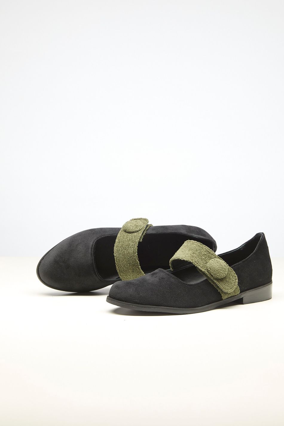 SAPATO BAIXO VELUDO PRETO E VERDE