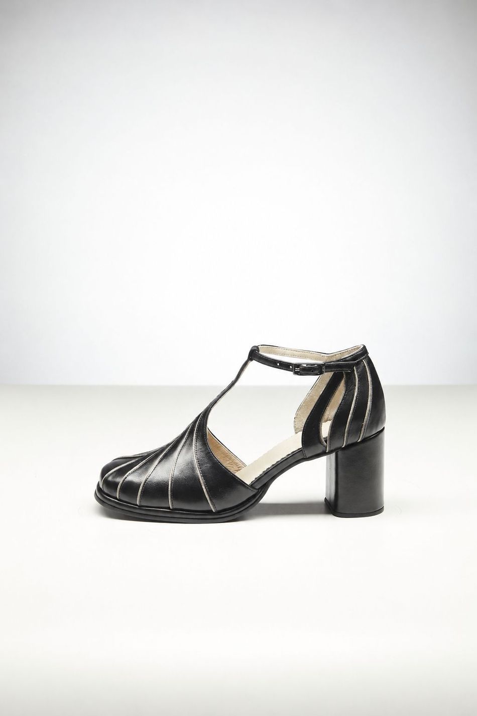 SAPATO SALTO ALTO PRETO BRILHO/OURO LIGHT