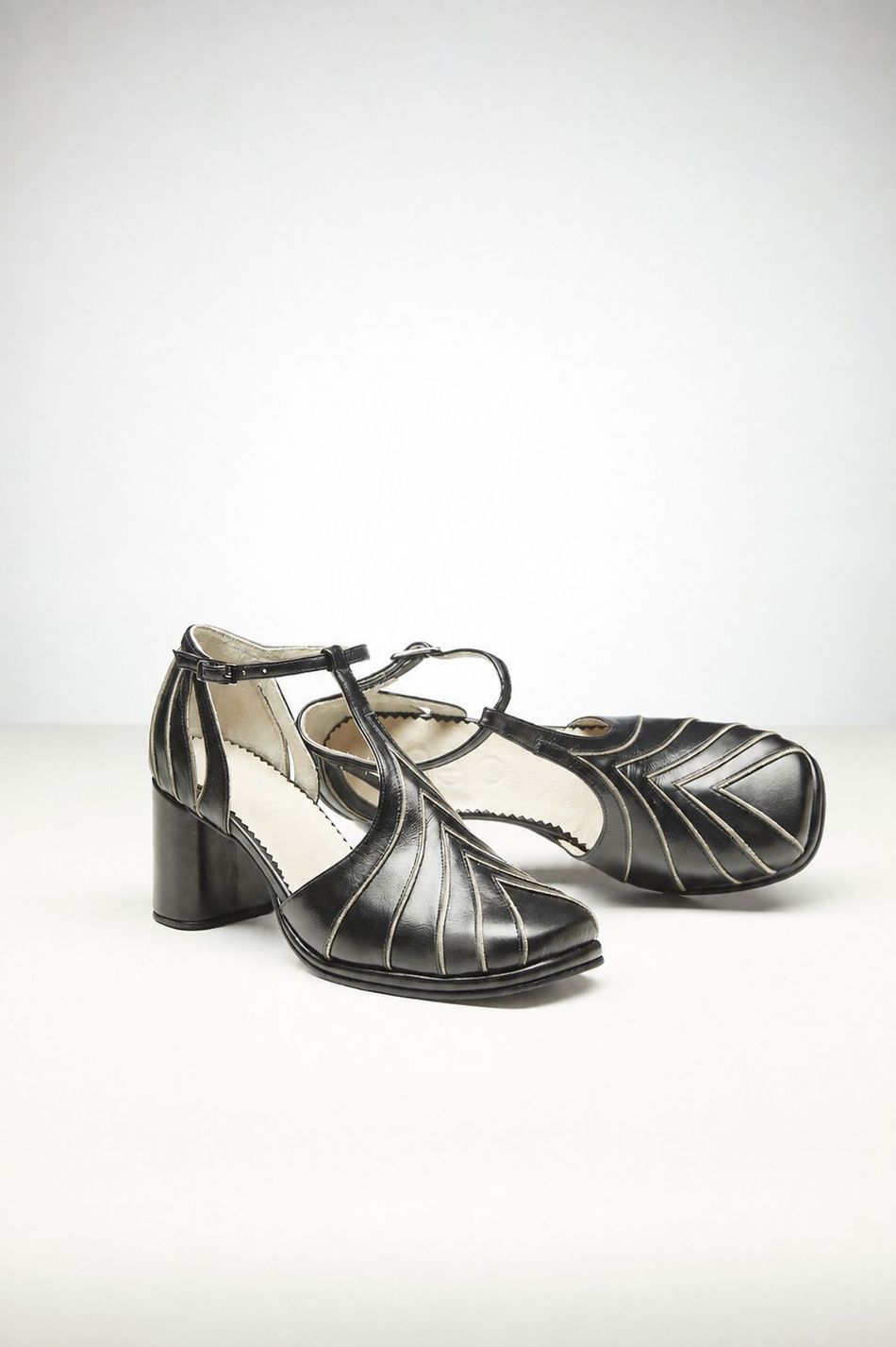 SAPATO SALTO ALTO PRETO BRILHO/OURO LIGHT