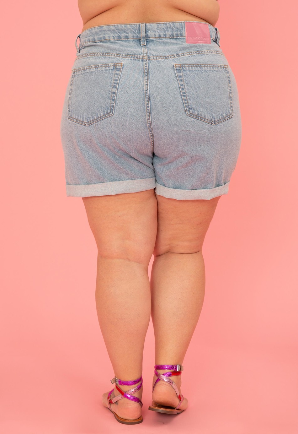 SHORT JEANS COM BOTÕES CORA