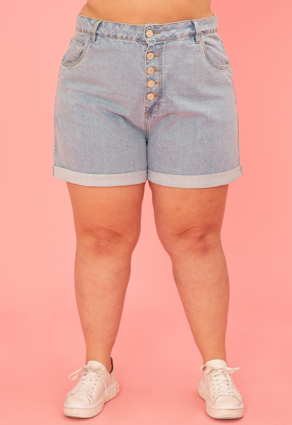 SHORT JEANS COM BOTÕES CORA