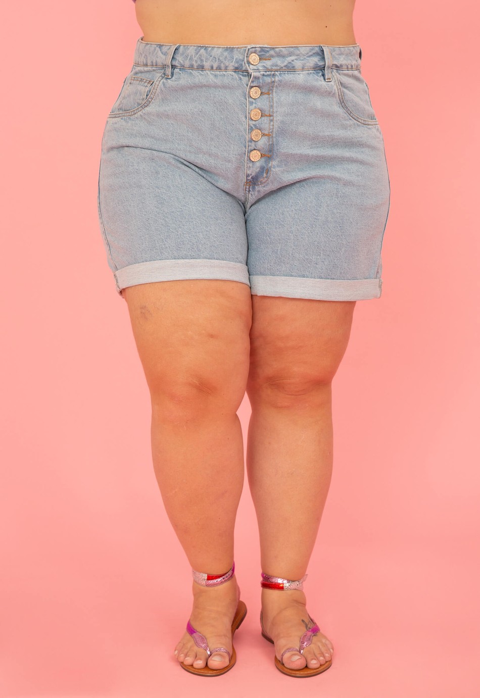 SHORT JEANS COM BOTÕES CORA