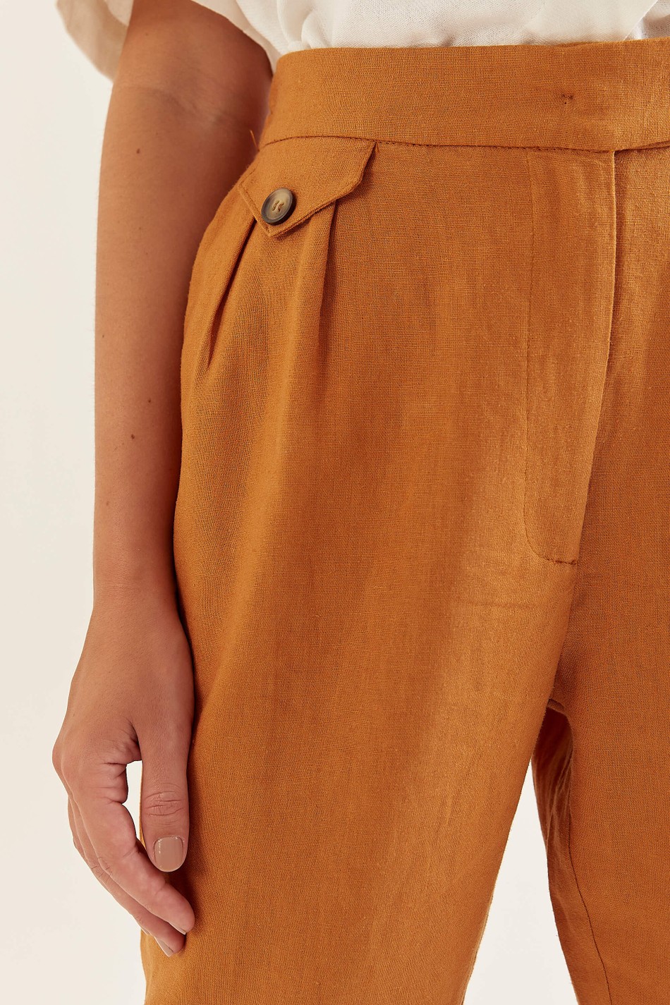calça básica de linho cenoura com elástico cós e botões betina
