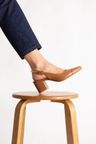 Cor caramelo do produto Scarpin Slingback Couro Carmel Salto Bloco