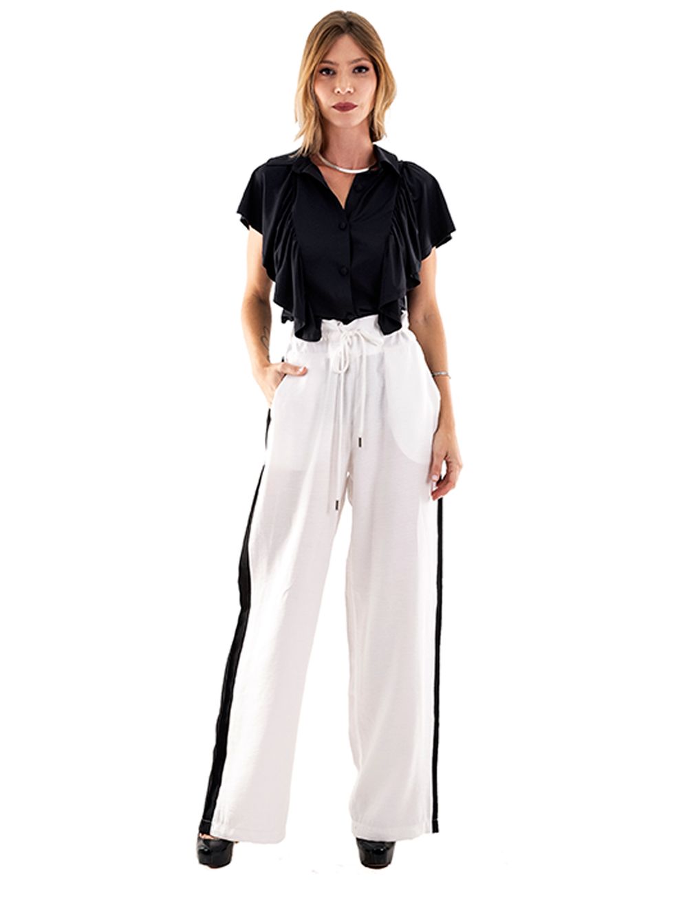 Calça Flare Off-White com Faixa Lateral Preta