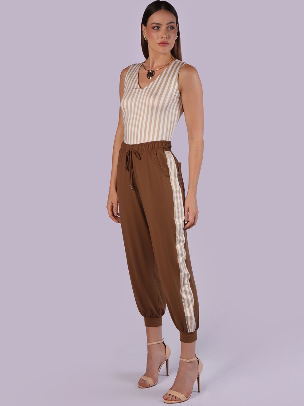 Calça Jogger com Faixa Lateral Cravo da Índia